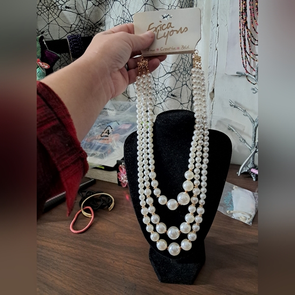 EL Erica Lyons 3 strand pearl necklace - Picture 2 of 5